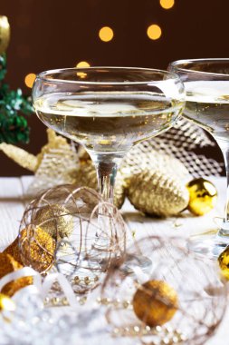 İki bardak şampanya Noel ağacı arka plan ile. Christma