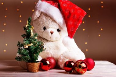 Noel kırmızı topları ile beyaz oyuncak ayı