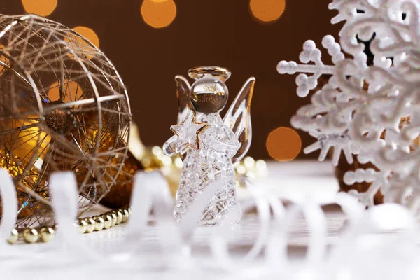 Weihnachtsengel. Kristallengel auf dem Hintergrund von Christmas Go — Stockfoto