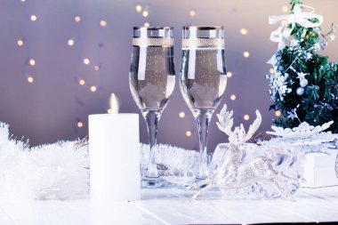 Şampanya ile Noel ve yeni yıl kutlama.