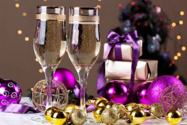 iki şampanya cam christmas bokeh arka plan üzerinde