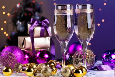 iki şampanya cam christmas bokeh arka plan üzerinde