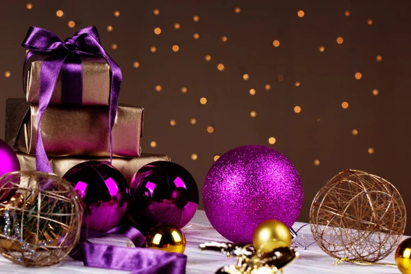 Weihnachtsgeschenkschachtel und Christbaumkugeln auf defokussiertem Gold — Stockfoto