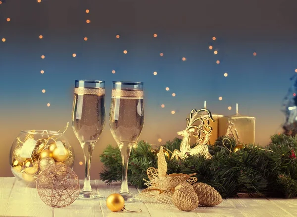 Dwa szampan szkło na tle bokeh Boże Narodzenie — Zdjęcie stockowe