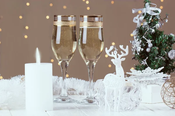 Twee champagne glas op Kerstmis bokeh achtergrond — Stockfoto