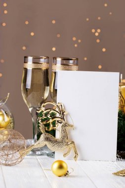 Kağıt not kartı ile şampanya bardağı