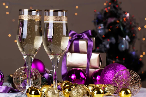 Opiekania z kieliszki do szampana. Ozdoby świąteczne z win — Zdjęcie stockowe