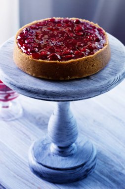 Çilek ile kiraz soslu peynirli kek dekore 