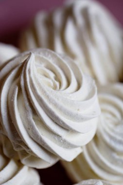 Beyaz ev yapımı zephyr veya marshmallow. Ev yapımı tatlılar