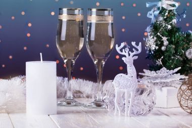  Şampanya bardağı ile kızartma. hristmas süslemeleri şarap