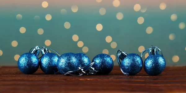 Gruppe von schönen dekorativen Weihnachtskugeln. — Stockfoto