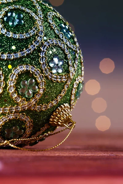 Grön jul boll med prydnad närbild juldekoration — Stockfoto