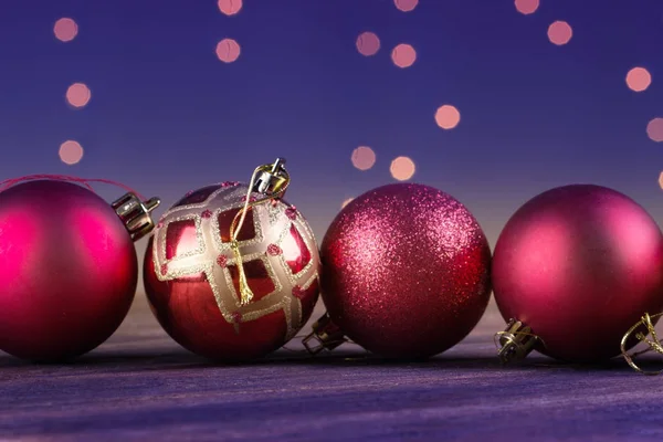 Gruppe von schönen dekorativen Weihnachtskugeln. — Stockfoto