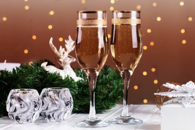  Şampanya bardağı ile kızartma. Noel süslemeleri galibiyetle