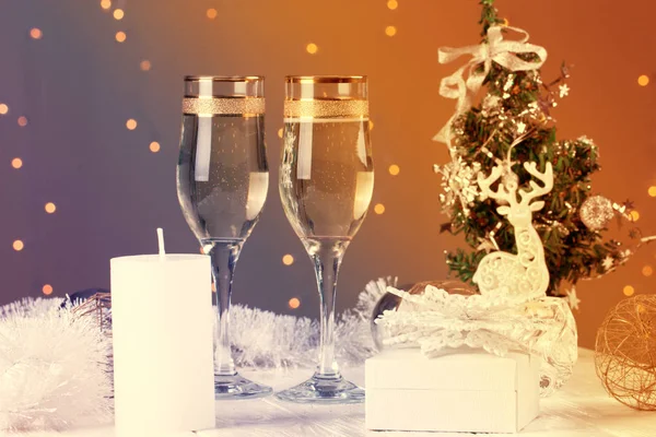 Выпьем за бокалы для шампанского. Рождественские украшения с победой — стоковое фото