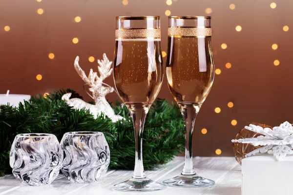 Opiekania z kieliszki do szampana. Ozdoby świąteczne z win — Zdjęcie stockowe