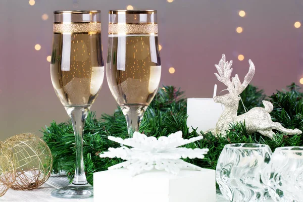 Roosteren met champagneglazen. Kerstversiering met zege — Stockfoto