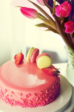 Strawberies ve tablo cl macaroons ile lezzetli kremalı pasta
