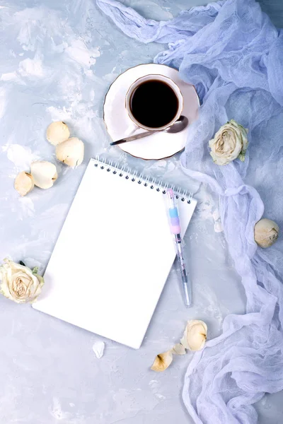 Siyah kahve ve defter kağıt blank.concept kadınlar için fincan. 