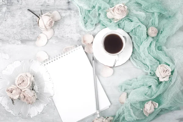 Siyah kahve ve defter kağıt blank.concept kadınlar için fincan. 