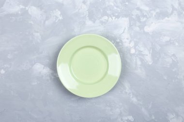 yukarıda boş yeşil plaka gri doku arka plan üzerinde. 