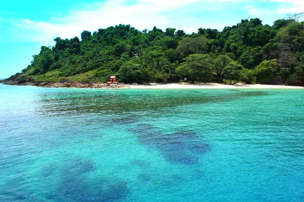 Dağlar ve deniz mavi gökyüzü güneşli bir bulutlar ile karşı. — Stok fotoğraf