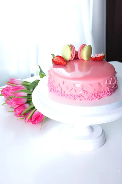 Rosa romantisk tårta dekorerad med mandelbiskvier och jordgubbe — Stockfoto
