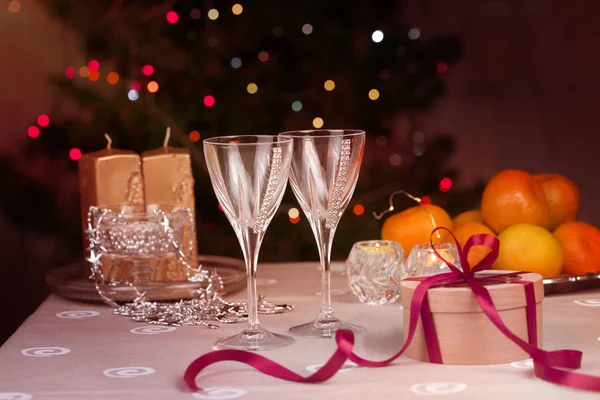 Glas wijn op de achtergrond van kerstversieringen. — Stockfoto