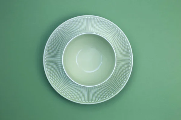 Ovanifrån tom grön skål isolat på grön bakgrund — Stockfoto