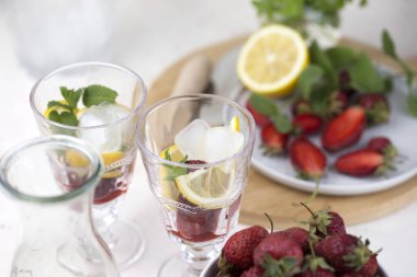  Buzlu soğuk çilekli limonata suyu.