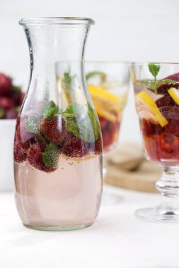  Buzlu soğuk çilekli limonata suyu.