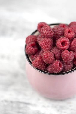 Ahududu ile Emaye Mug. Ahududu ile Pembe Emaye fincan. 