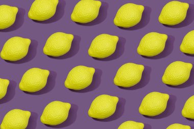 Limonlu yaz şablonu. Mor üzerine limon konmuş yiyecek deseni (