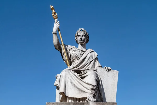 Париж - Статуя де ла Лои Национальное собрание — стоковое фото