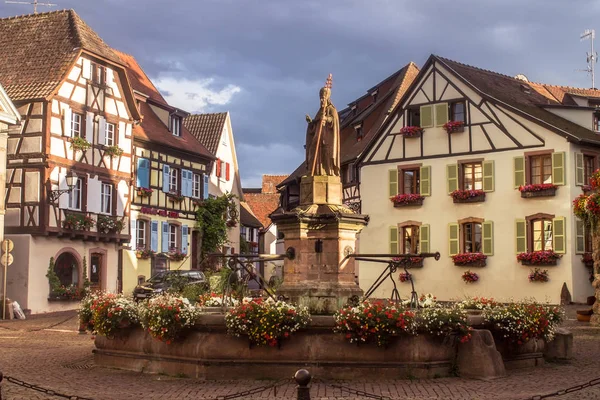 Plaza de Saint-Leon en la histórica ciudad de Eguisheim — Foto de Stock