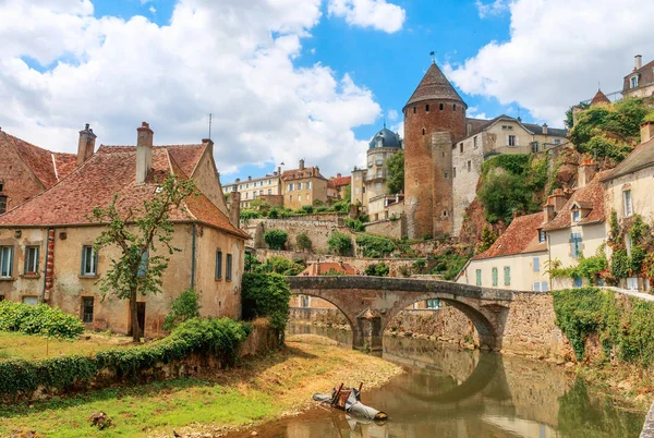 Quaint river through the medieval town of Semur en Auxois — Stock Photo, Image