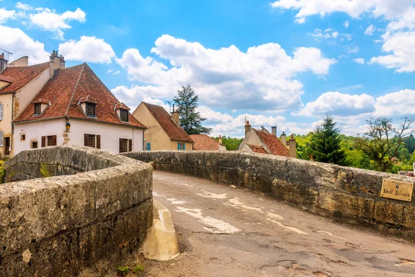 Köprü pitoresk ortaçağ şehir Semur en Auxois