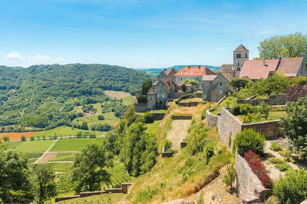 View of the picturesque medieval village in valley. — Stock Photo, Image