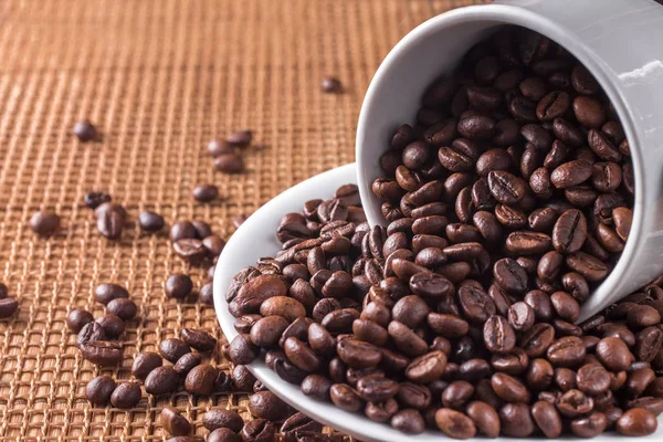 Bir fincan kahve çekirdeği.