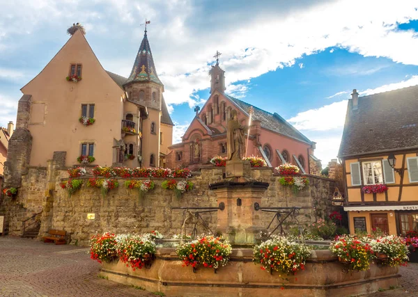 Plaza de Saint-Leon en la histórica ciudad de Eguisheim — Foto de Stock