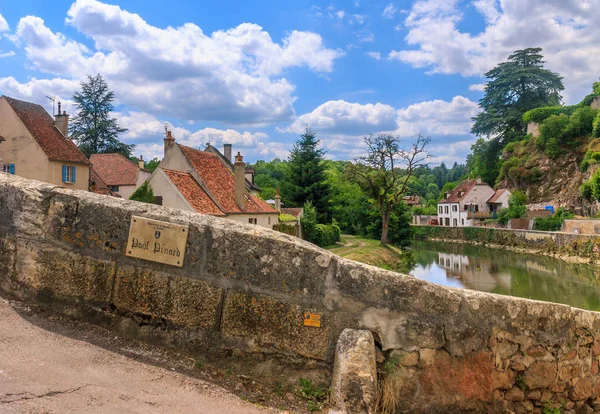 Puente en la pintoresca ciudad medieval de Semur en Auxois — Foto de Stock