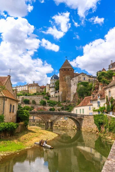 Schilderachtige rivier via de middeleeuwse stad van Semur en Auxois — Stockfoto