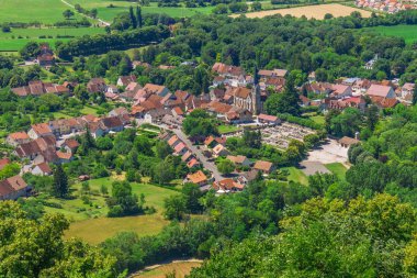 Pitoresk ortaçağ köyü Chateau-Chalon Vadisi