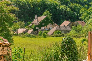 Pitoresk ortaçağ köyü Chateau-Chalon
