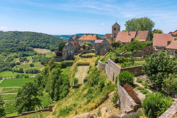 View of the picturesque medieval village in valley — Stock Photo, Image