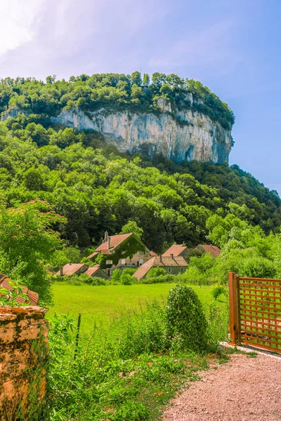 Pitoresk ortaçağ köyü Chateau-Chalon dağ altında