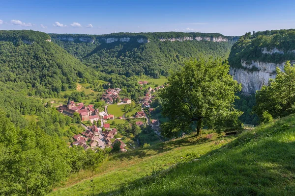Pitoresk ortaçağ köyü Chateau-Chalon