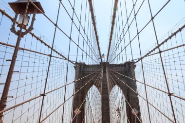 Brooklyn Köprüsü'nün gökyüzü karşı
