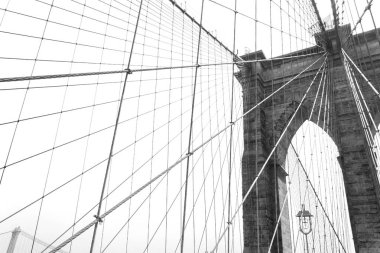 Brooklyn Köprüsü'nün siyah beyaz, New York, ABD