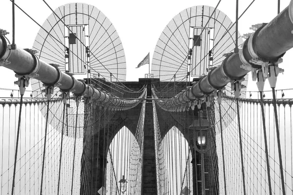 Brooklyn-híd ellen ég fekete-fehér — Stock Fotó